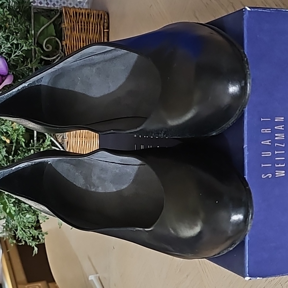 Women's Stuart Weitzman 2 1/2 " heel pump. Black nappa in AZ 10.5 M